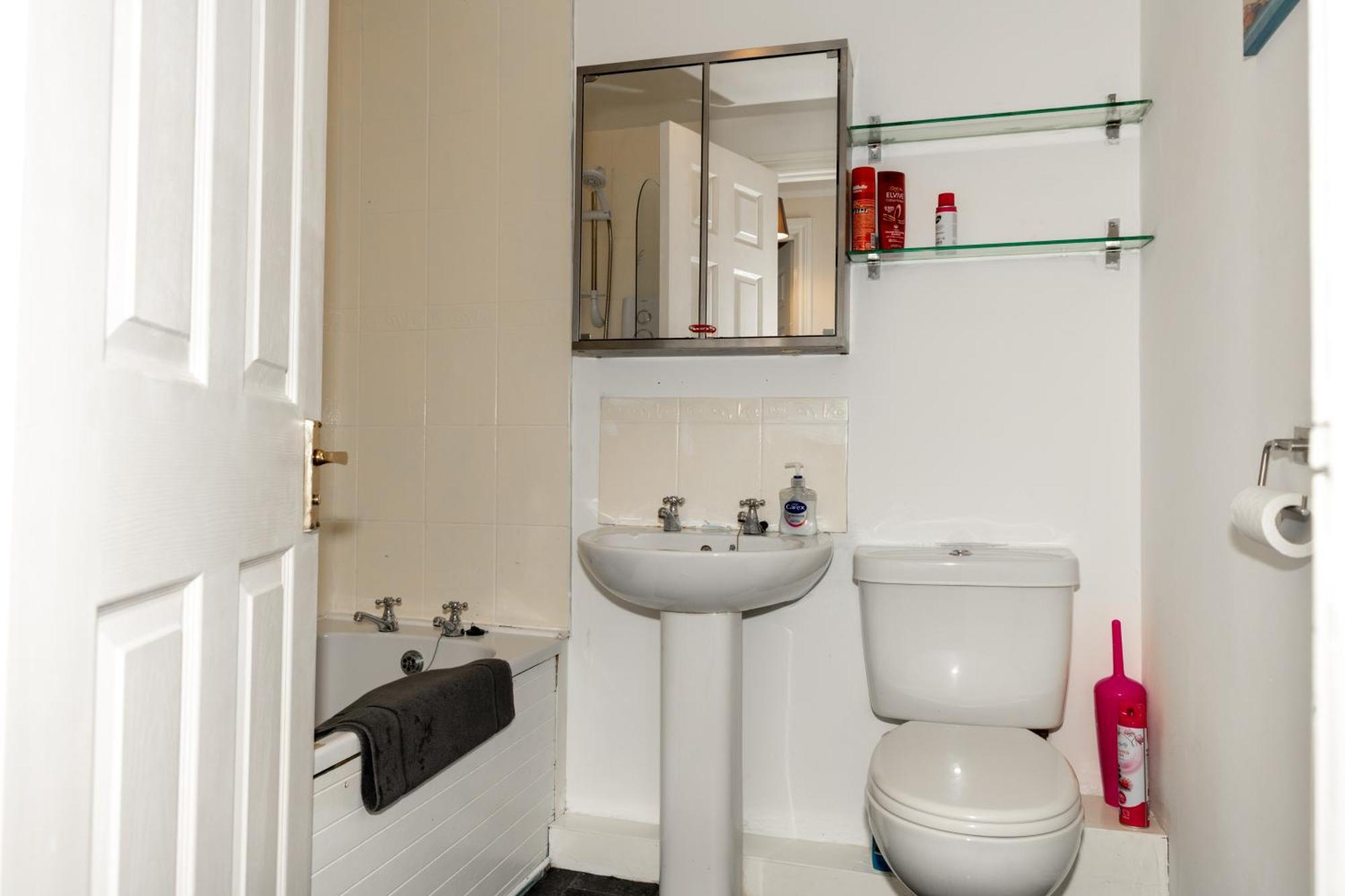Modern 2 bed flat, private parking&sec entry Lejlighed Gourock Eksteriør billede